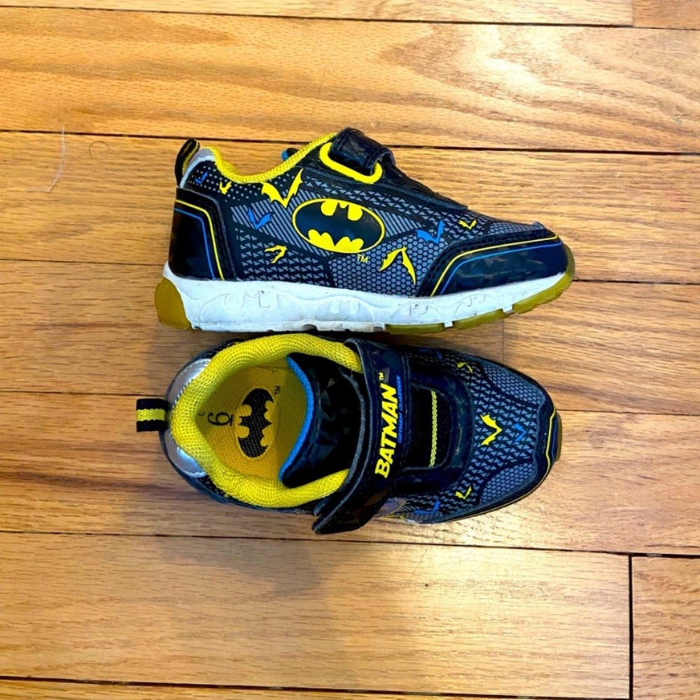 DC Comics Batman Kids Toddler Size 6 T Black Hook & Loop Light Up Sneakers New